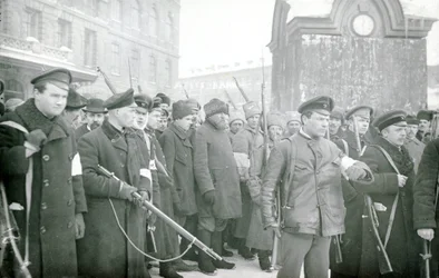 Revolutionäre Miliz verhaftet Polizisten, Februar 1917